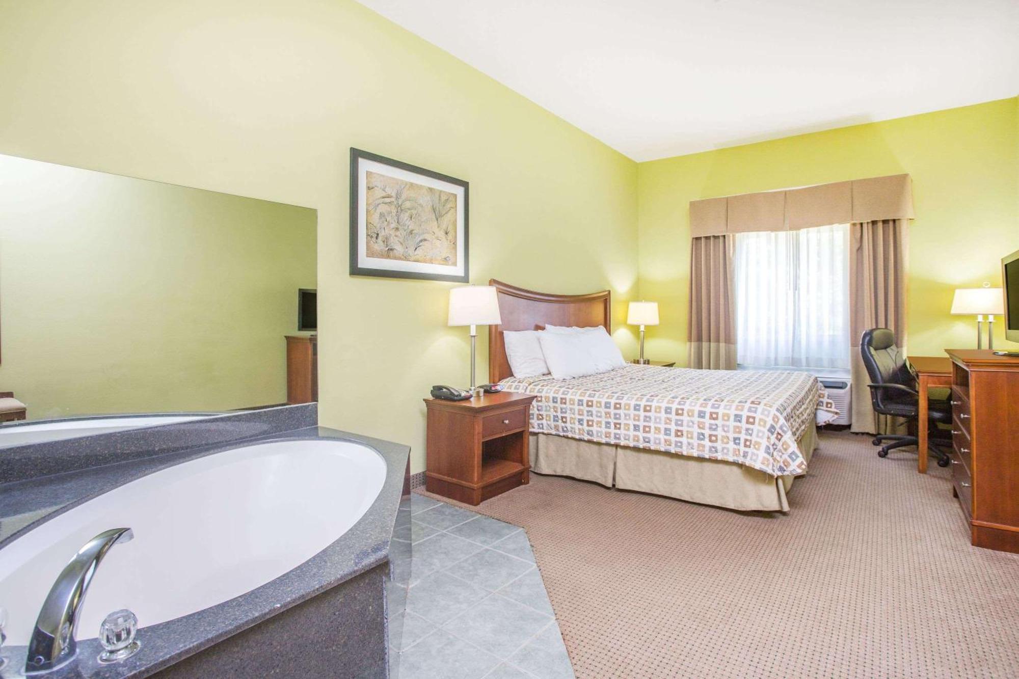 Days Inn & Suites By Wyndham Swainsboro Exterior photo