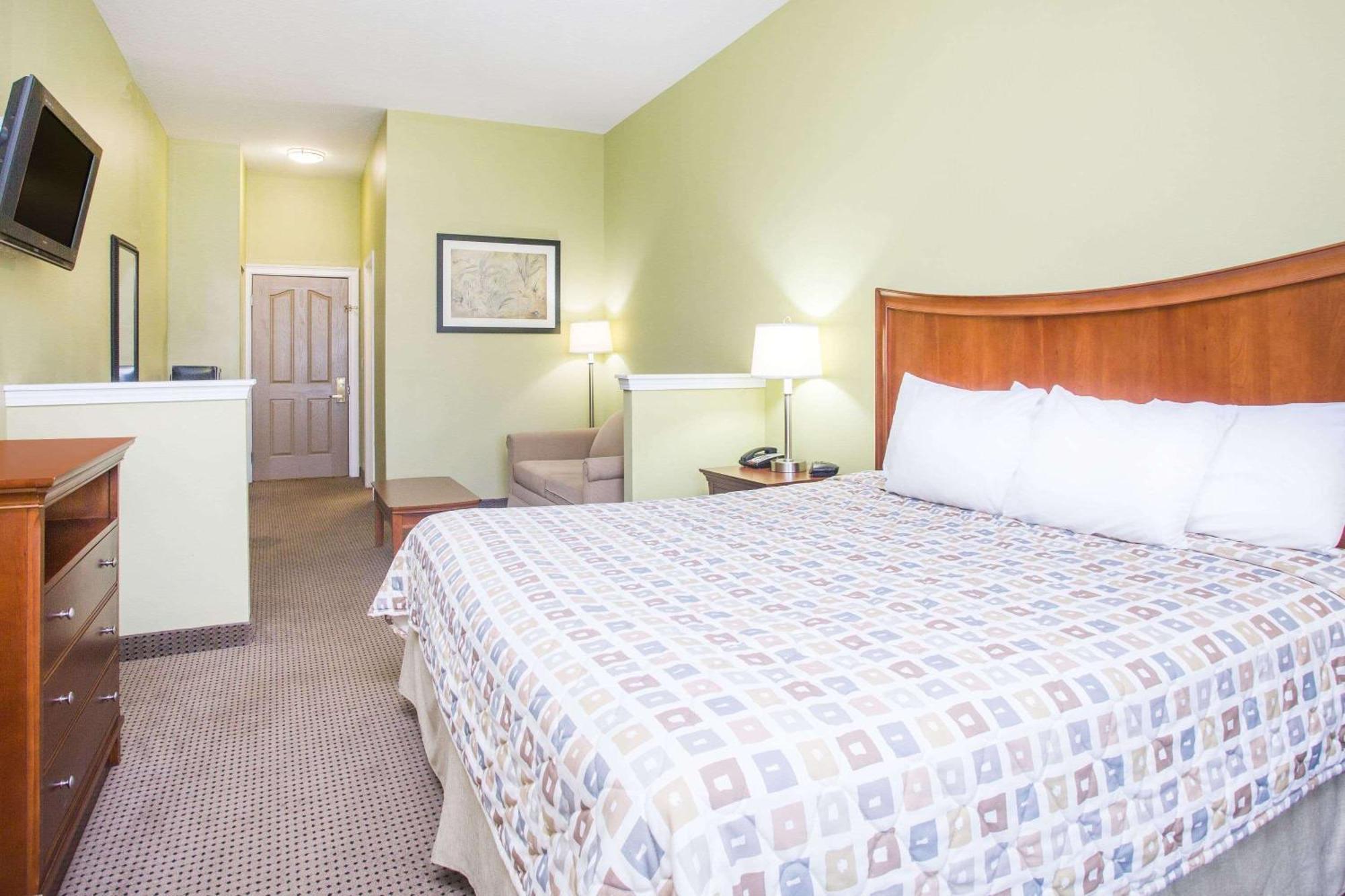 Days Inn & Suites By Wyndham Swainsboro Exterior photo