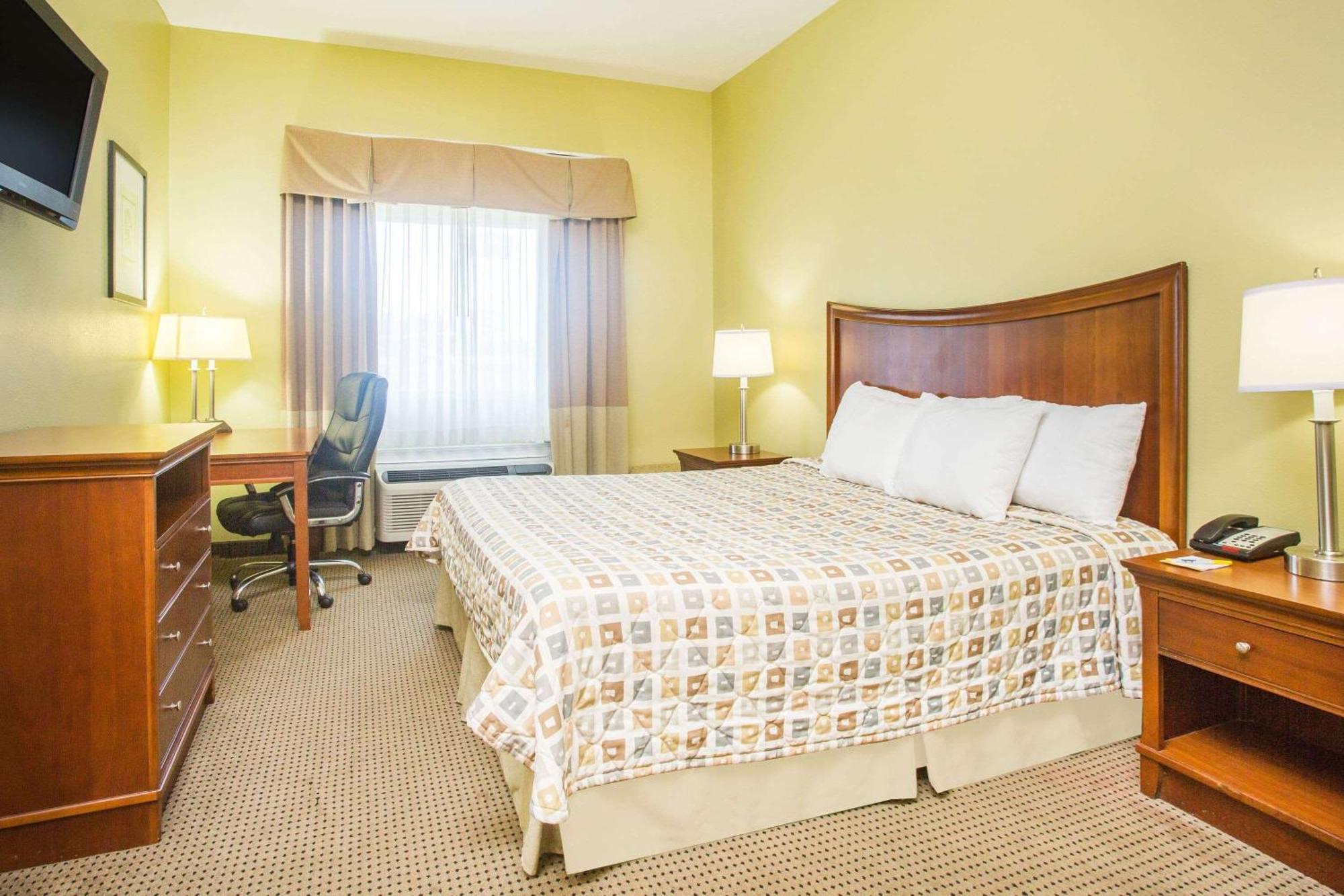 Days Inn & Suites By Wyndham Swainsboro Exterior photo