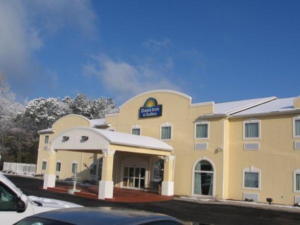 Days Inn & Suites By Wyndham Swainsboro Exterior photo